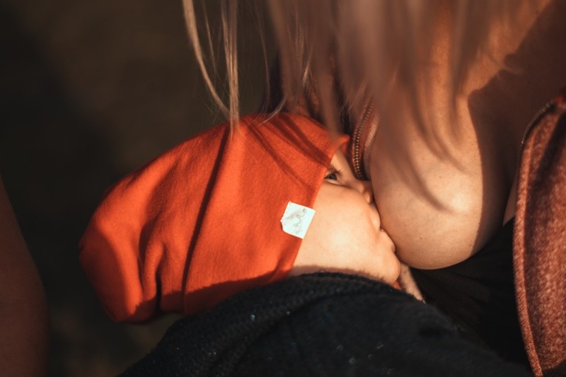 Expertos indican que la lactancia materna es la forma óptima de alimentar a los bebés. FOTO:Jan Kopřiva/UNSPLASH 