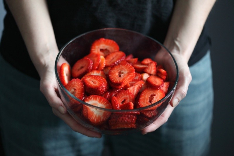 La dosis diaria de 26 gramos de fresas, según estudios científicos, podría impulsar moderadamente la agilidad mental y el rendimiento cognitivo. FOTO: Shane/UNSPLASH
