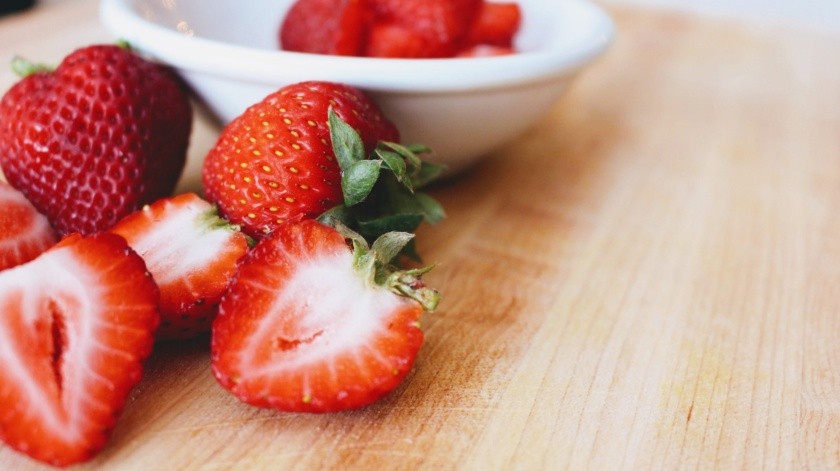 Descubrimientos reveladores demuestran cómo el consumo regular de fresas puede potenciar la salud cerebral.(Jenna Hamra/pexels)