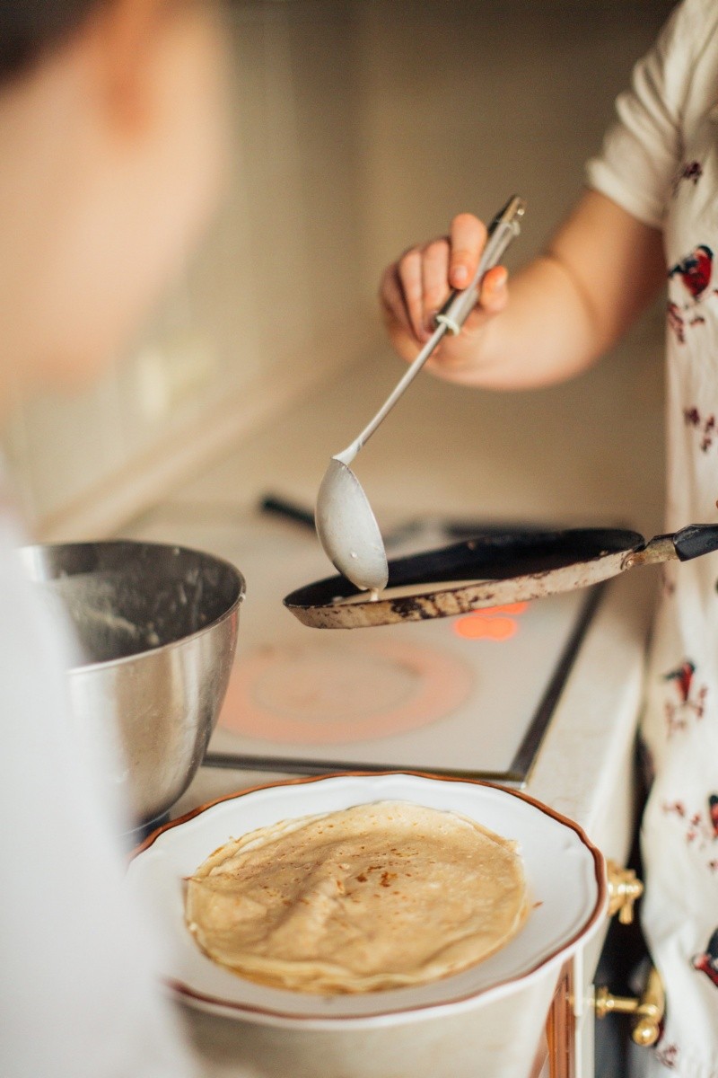 La crepes se preparan con ingredientes como el jhuevo Foto de Elina Fairytale en Pexels.  