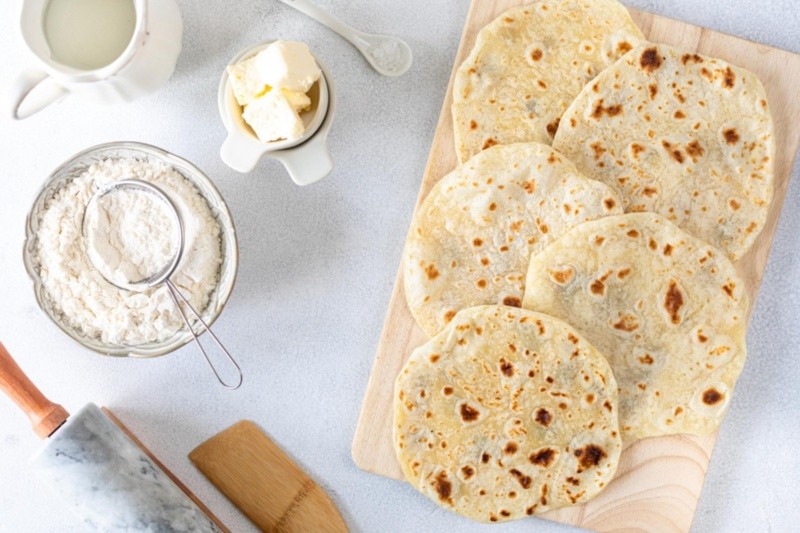 Las tortillas de harina se pueden preparar en casa o también comprarlas en el supermercado. Imagen por user14908974 en Freepik