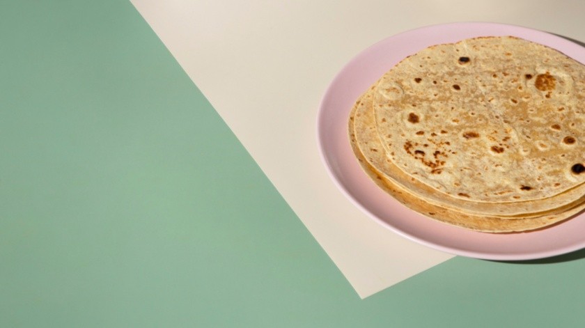 Las tortillas de harina comerciales pueden contener exceso de sodio.(Imagen por Freepik)