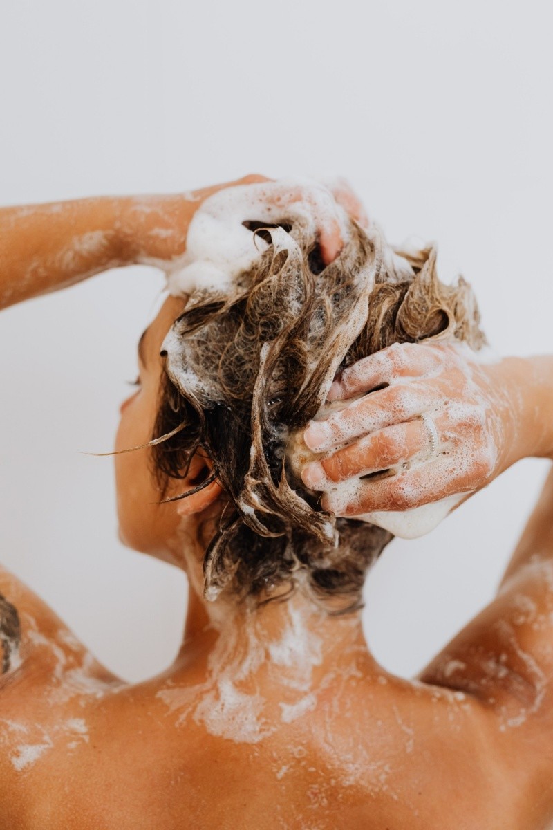 Los expertos indican que no percibir el olor del champú al bañarte podría ser una señal de advertencia. FOTO:Karolina Grabowska/PEXELS