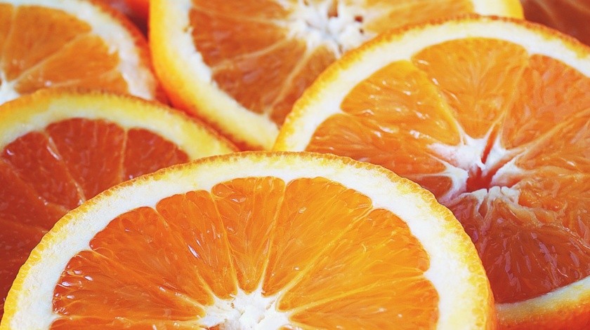 La naranja es más saludable comerla entera que en jugo porque se absorben mejor los nutrientes.(Foto de Suzy Hazelwood en Pexels.)