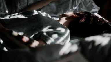 ¿Qué es y cómo reducir el riesgo de tener un episodio de paralisis del sueño?