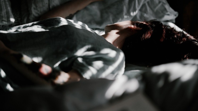 Esta condición suele ocurrir al despertar o al quedarse dormido, y puede estar acompañada de alucinaciones(Annie Spratt/unsplash)