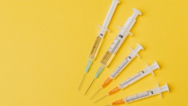 Vacuna experimental contra el virus de Epstein-Barr muestra resultados 