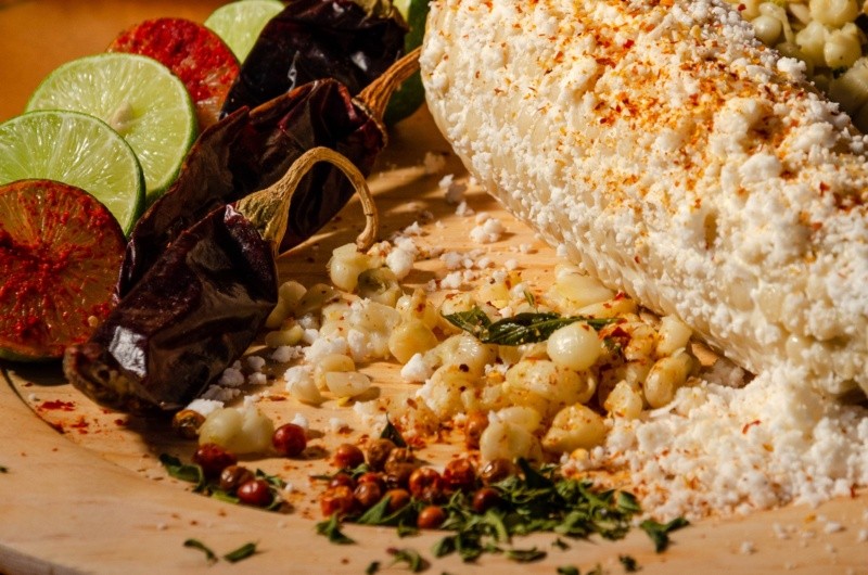 El elote se consume en México de diferentes maneras y algunas le suman muchos ingredientes para darle un sabor distinto. Foto de Daniela Velarde en Pexels.  