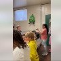 VIDEO: Alumnos de primaria aprenden lenguaje de señas para comunicarse con empleada del comedor