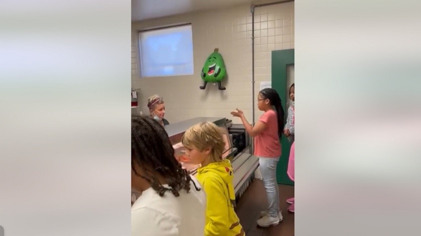 La empleada se sintió feliz por el gesto que tuvieron los alumnos con ella.(Nansemond Parkway Elementary en Facebook.)