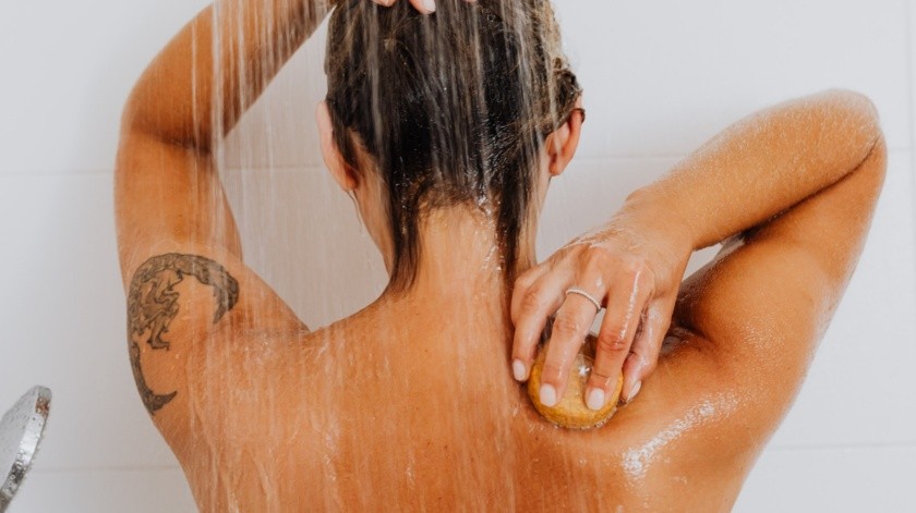 Especialistas sugieren que lavarse el cabello una o dos veces por semana(Karolina Grabowska/UNSPLASH)