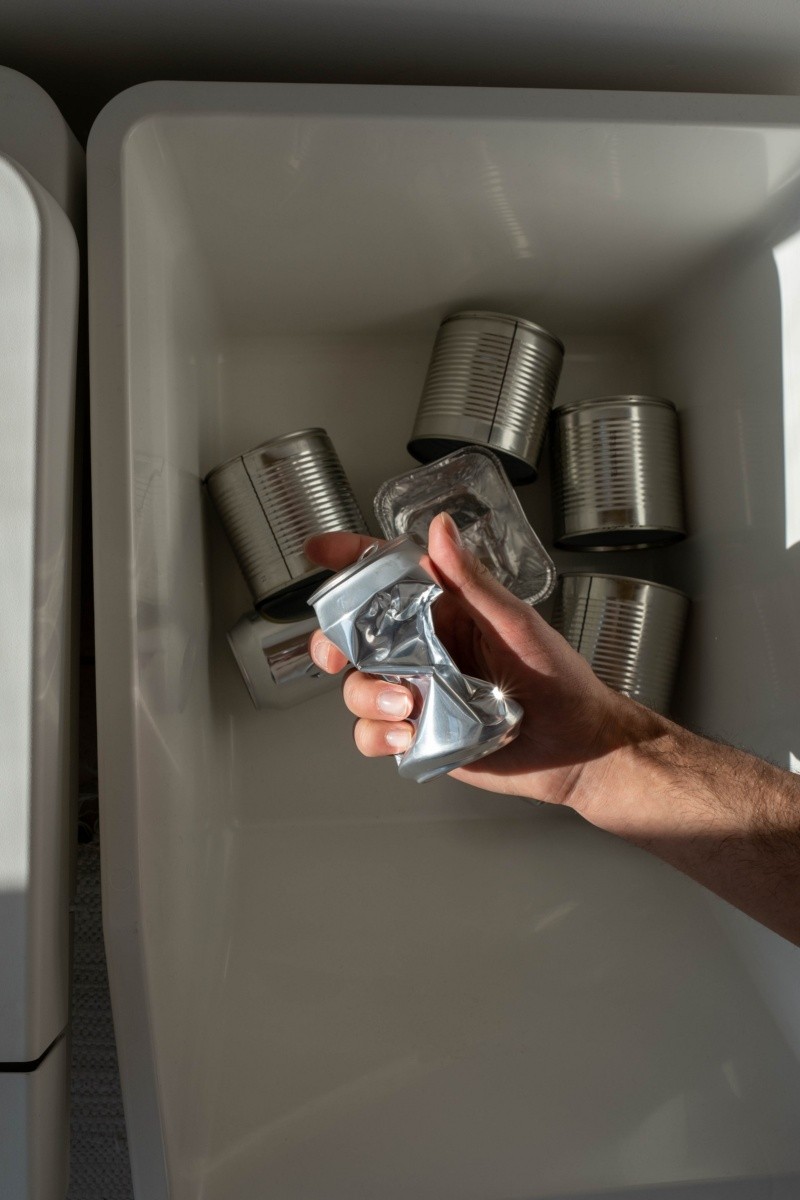 Las latas pueden a veces volverse un desafío para abrirse.  Foto de Ron Lach en Pexels.  
