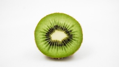 ¿Cómo se puede comer la piel del kiwi?