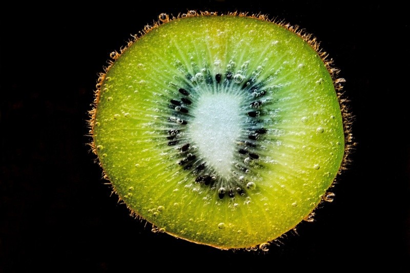 El kiwi tiene un color verde particular. Foto de Pixabay en Pexels.  