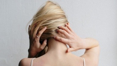 ¿Tronarse el cuello es un hábito peligroso?