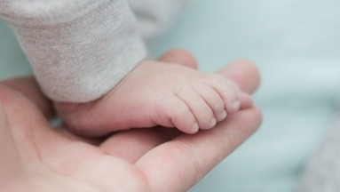 Padres denuncian que su bebé fue decapitado en el parto por la doctora que le asistió
