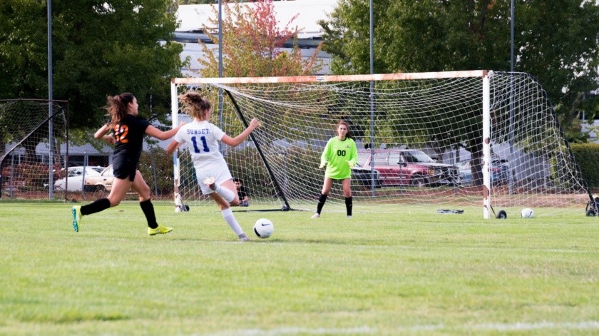La mujer pudo sentir apoyo con el fútbol y aprender más sobre su autismo.(Foto de Ashley  Williams en Pexels.)