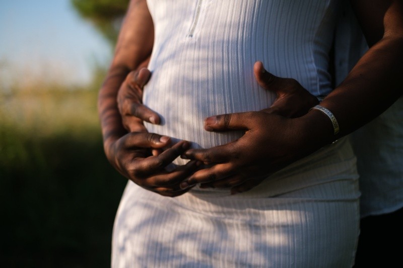 Las embarazadas deben cuidarse y por eso los médicos realizan evaluación mensual. Foto de Kei Scampa en Pexels.  