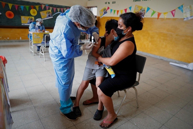 En Perú llaman a vacunarse contra el Covid. EFE.