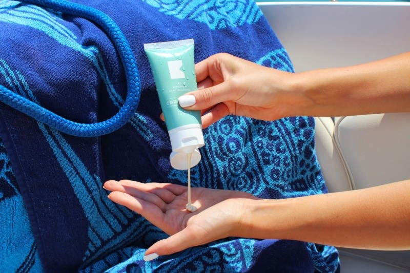 Cuidar tu piel con protector solar es una práctica importante para mantenerla saludable. FOTO:BATCH by Wisconsin Hemp Scientific/UNSPLASH