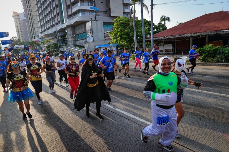 Organizan carrera de superhéroes en Acapulco para recaudar fondos contra el cáncer. EFE. 