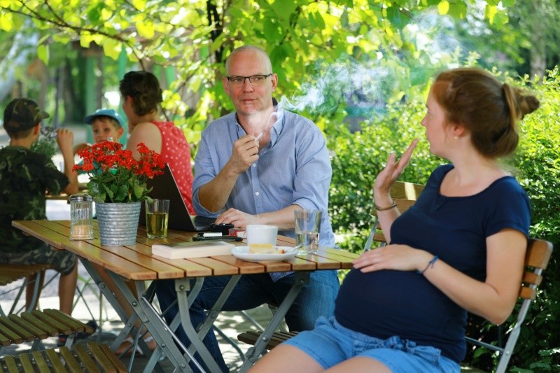 El consumo de café durante el embarazo es un tema debatido y se recomienda que las mujeres embarazadas limiten su ingesta de cafeína.  FOTO:Ernst-Günther Krause (NID)/UNSPLASH