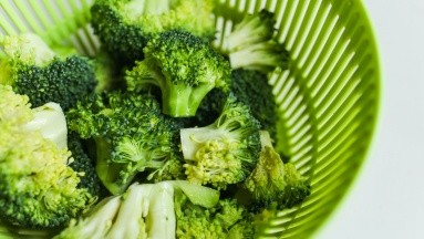¿El brócoli se puede comer a pesar de ponerse amarillo en su cabeza?
