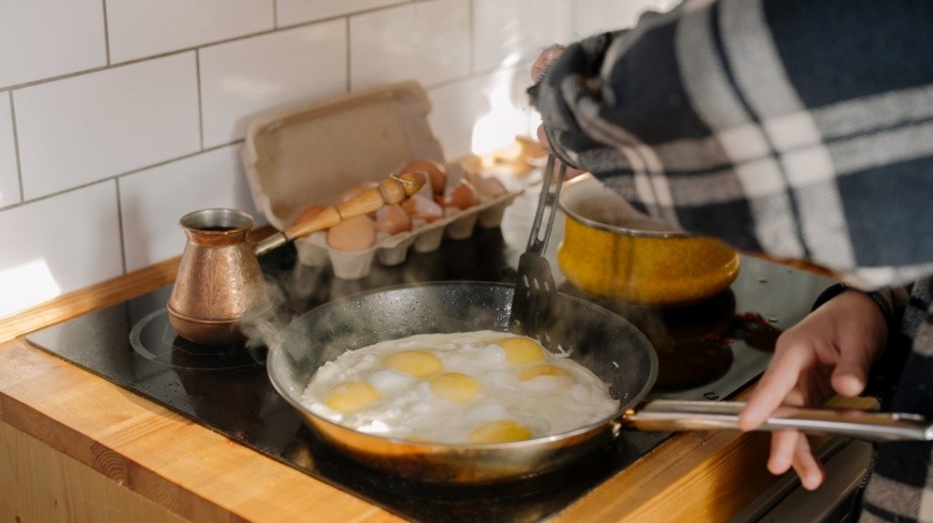 Transforma tu desayuno en una experiencia deliciosa con la receta de un rico omelette(cottonbro studio/PEXELS)