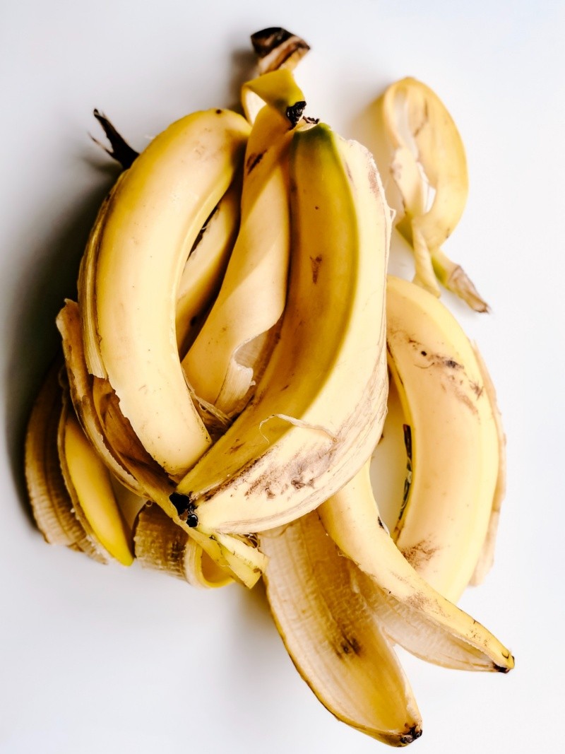 El plátano es un alimento que contiene potasio y ayuda con los calambres. Foto de Julia Kuzenkov en Pexels.  