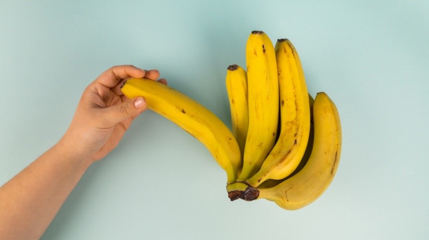 El plátano se puede comer entero o en recetas que puede ir al horno.(SHVETS production en Pexels.)