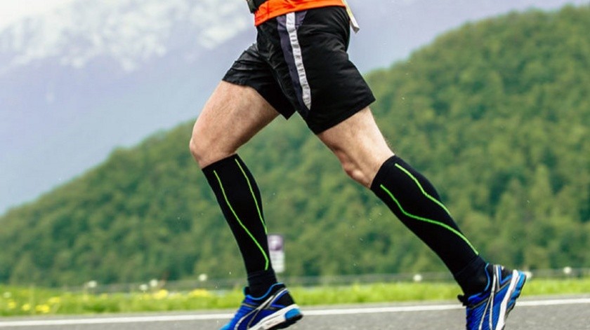 Las medias o calcetines pueden variar de nivel y largo, dependiendo de lo que persona tenga a nivel circulatorio.(Cleveland Clinic)