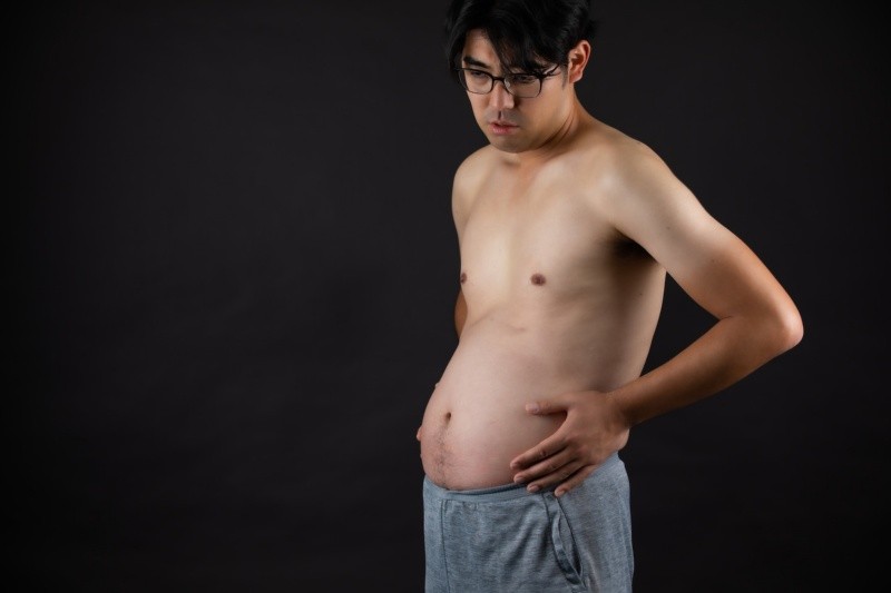 El exceso de gases puede provocar hinchazón haciendo que el abdomen se sienta más lleno y tenso de lo normal.  FOTO: Sean S