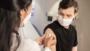 ¿Por qué es importante recordar en que brazo recibiste la vacuna de Covid-19?