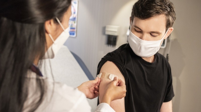 Recibir la inyección de refuerzo en el mismo brazo podría fortalecer la respuesta inmunológica(CDC)