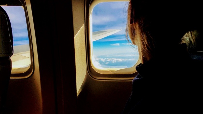 Siguiendo los consejos de expertos, podría ser prudente cerrar las persianas de las ventanas durante el vuelo o aplicar protector solar(Tim Gouw/pexels)
