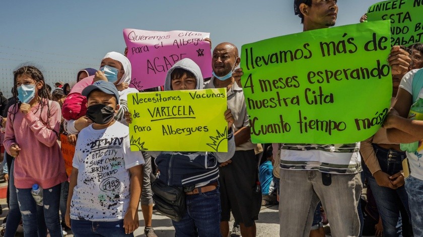 Migrantes protestan por falta de vacunas contra la varicela