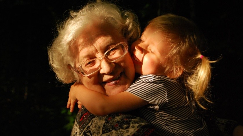 El tesoro de la infancia se multiplica cuando se crece con la cercanía de los abuelos(Ekaterina Shakharova/UNSPLASH)