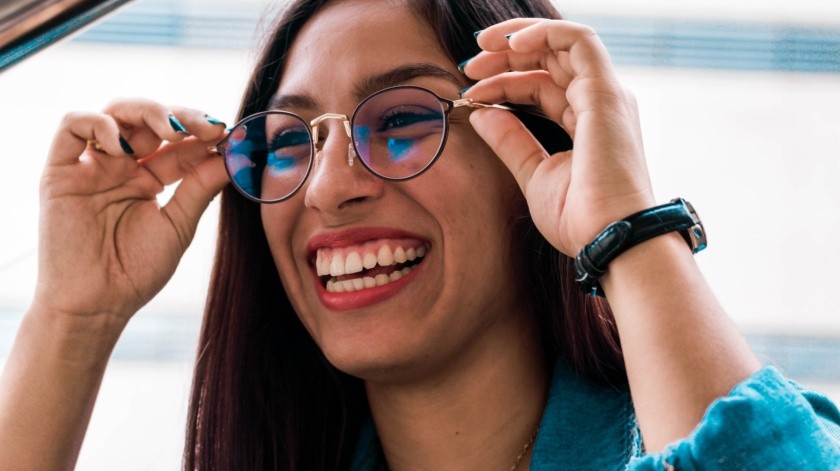 Los resultados de una revisión que abarcó 17 estudios sugieren que las gafas con filtro de luz azul podrían no ser tan eficaces(Susan Duran/UNSPLASH)