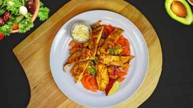 Ensalada de pollo: Una opción de cena para impulsar el crecimiento muscular, según Chat GPT