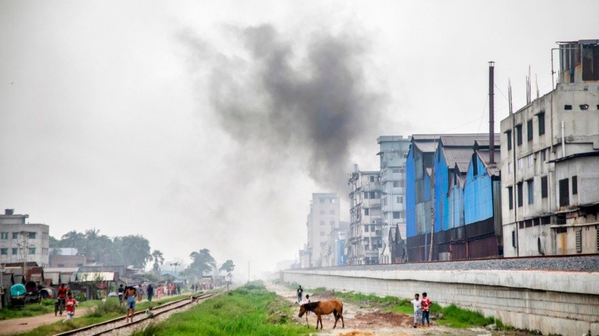 Según el informe, la contaminación del aire es la segunda mayor amenaza contra la salud en Bangladesh(EFE)