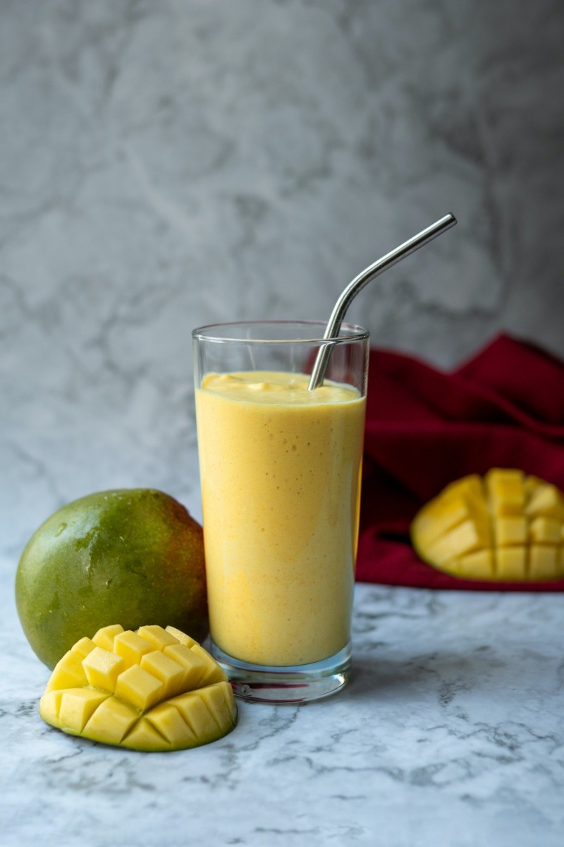 Disfruta del sabor delicioso del mango combinado con la suavidad del coco en cada sorbo. FOTO:Julia Zyablova/UNSPLASH