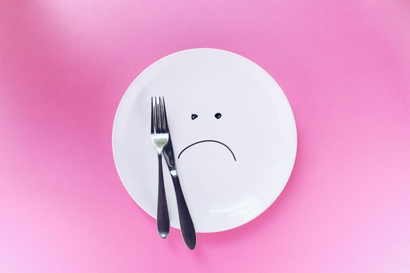 La falta de ingesta de alimentos puede llevar a una deficiencia de nutrientes esenciales, deteriorando tu salud.FOTO:Thought Catalog/UNSPLASH