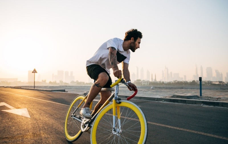 Si quieres una solución eficaz para quemar calorías mientras te diviertes, andar en bicicleta es buena opción. FOTO:Jonny Kennaugh/UNSPLASH