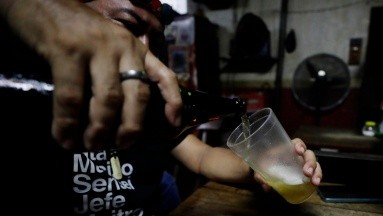El consumo de alcohol y tabaco en El Salvador inicia en la adolescencia
