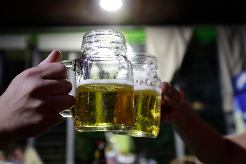 Más de la mitad de la población salvadoreña ha probado el alcohol antes de los 20 años, según los datos recopilados por la ENAT.FOTO: EFE
