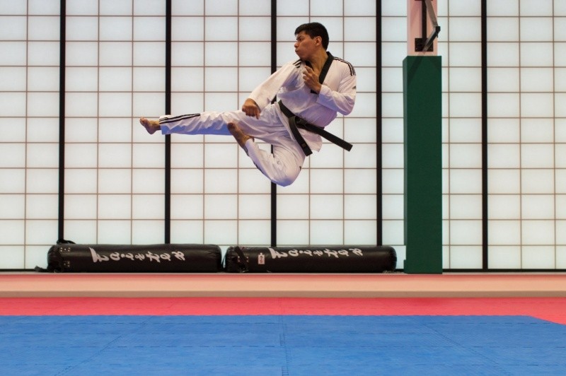 La práctica de este arte marcial promueve y fortalece la flexibilidad, la fuerza, la coordinación y la resistencia física. FOTO:Uriel Soberanes/UNSPLASH