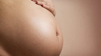 Mujer reporta síntoma raro de embarazo luego de que su sudor se volvió azul