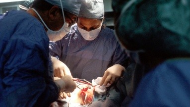 Médicos olvidan dispositivo quirúrgico en el abdomen de una mujer después de una cesárea