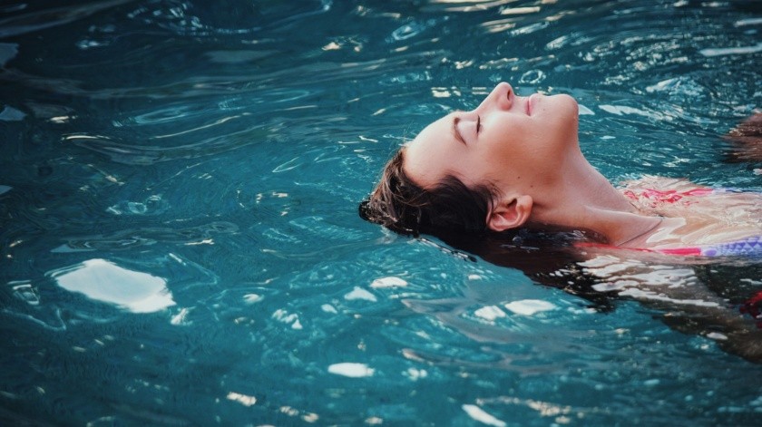 La natación es una excelente forma de ejercicio que trabaja muchos grupos musculares(Haley Phelps/UNSPLASH)