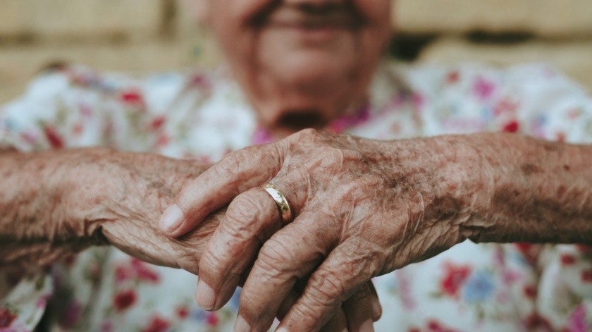 Las personas con Alzheimer pueden tener dificultades para recordar eventos recientes(Eduardo Barrios/UNSPLASH)